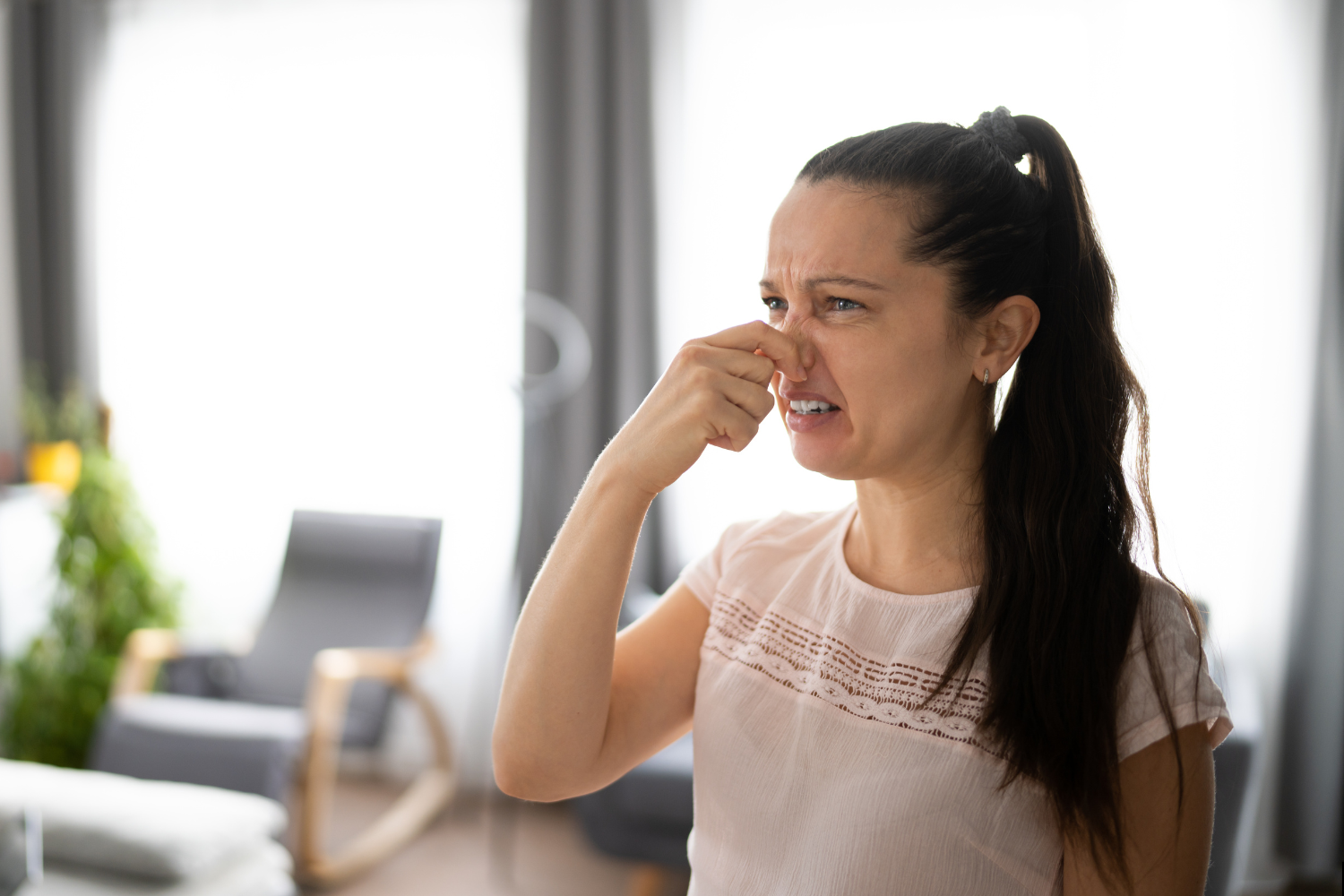 鼻の横が臭いのはなぜ？考えられる原因や対策法・正しいクレンジング方法について解説