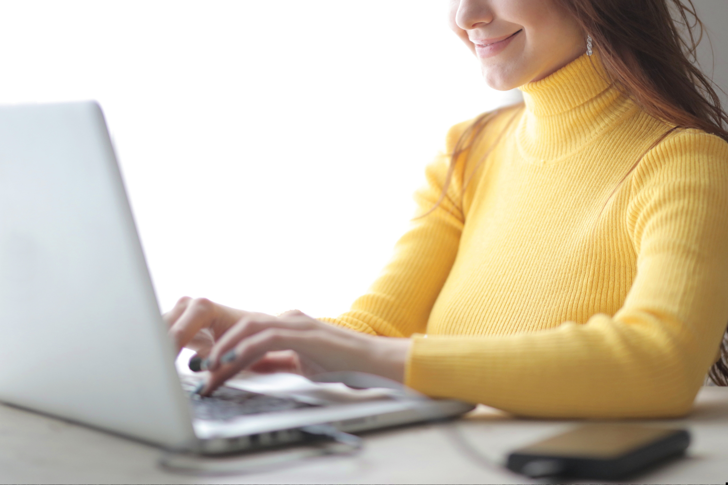 タートルネックを着ると顔が大きいと感じる…！原因や小顔に見せる着こなしテクニックを伝授