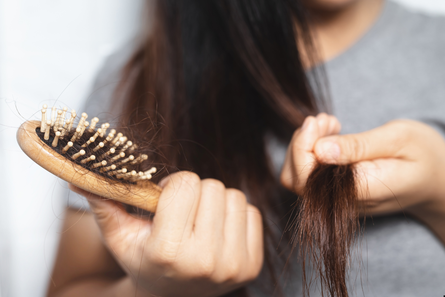 髪の毛を染めると髪が抜ける？ヘアカラーによる抜け毛の原因や対処法を解説！